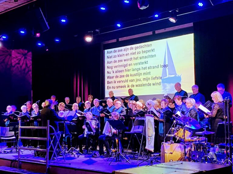 Het Zwanentranenkoor tijdens het winterconcert van 2025